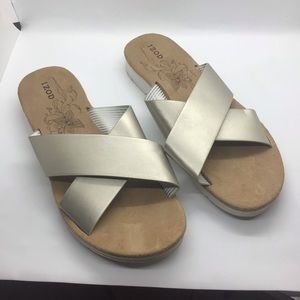 Women’s IZOD Alyssa Gold Crisscross Strap Slide Sandals Sz 8.5M